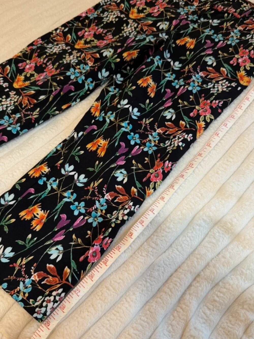 Counterparts Floral Capri Pants - Picture 3 of 5